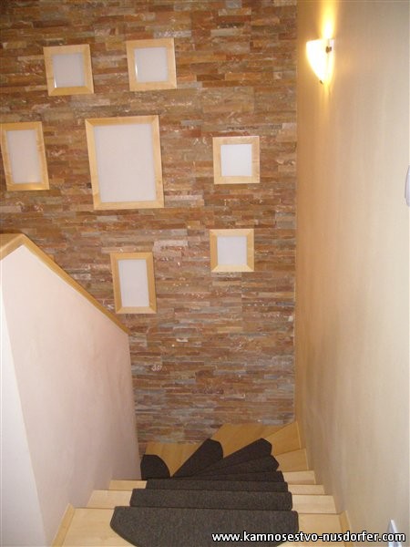 Rustika stena na stopniscu iz rustike z okvirji za slike